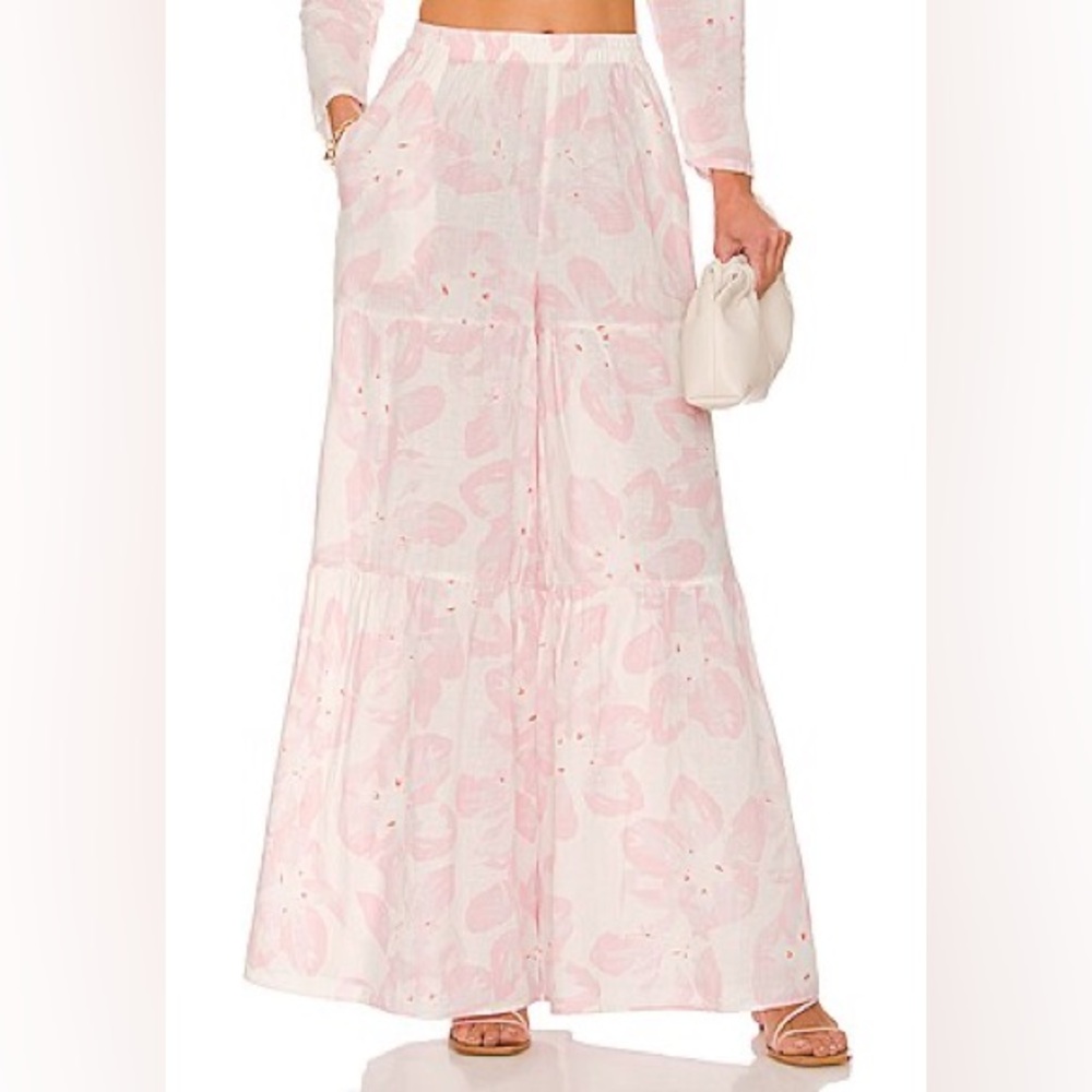 Something Navy FLORAL TIERED WIDE LEG PANTS IN WHITE COMBO
Small